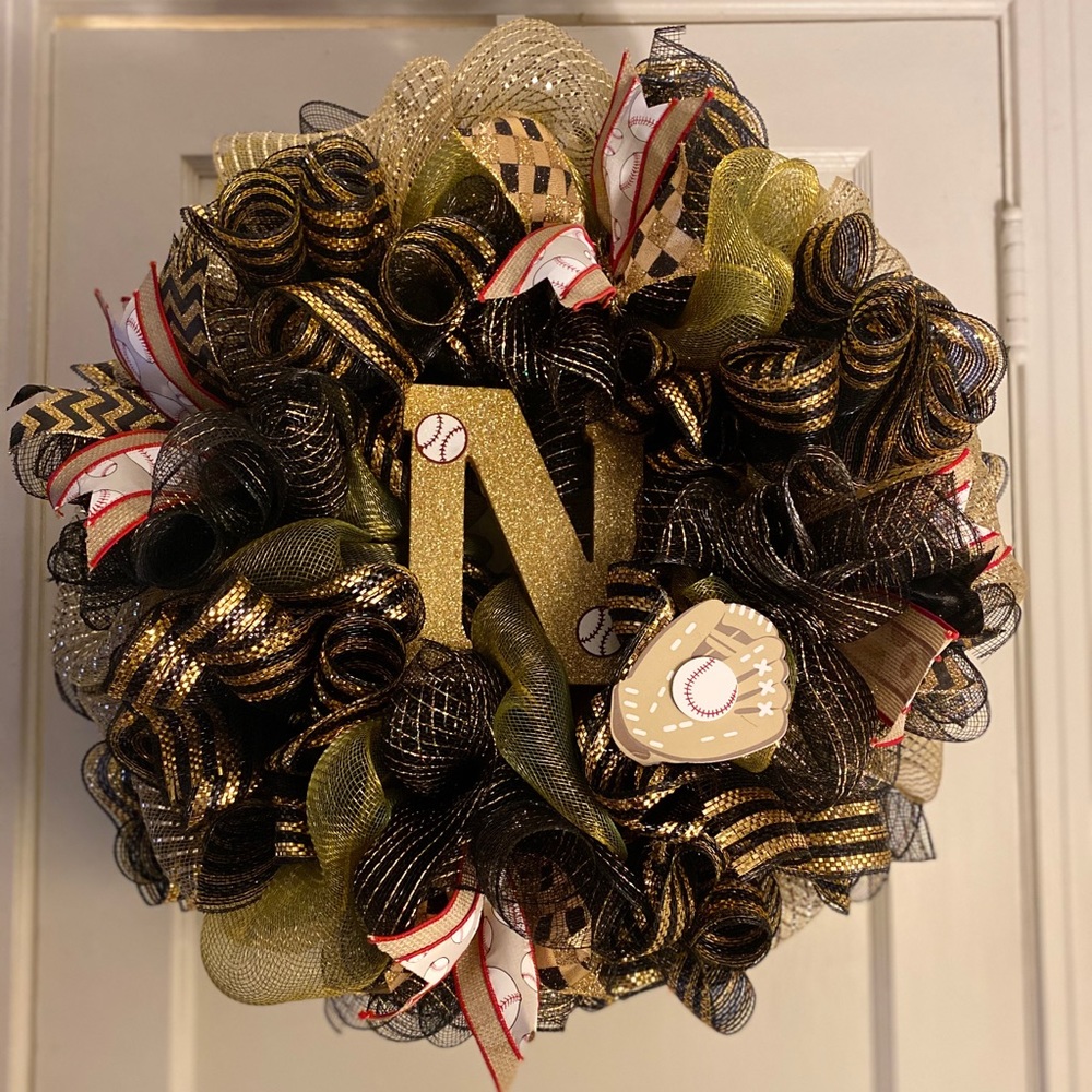 Can make custom school or sports wreaths!